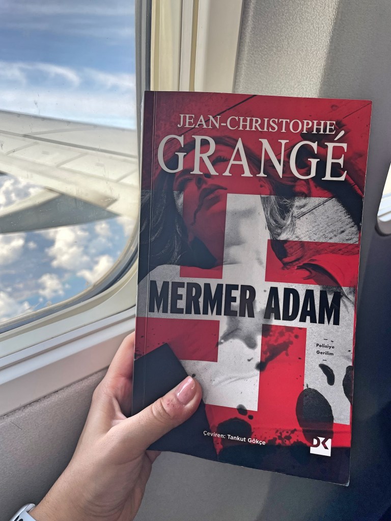 Berlin’e başlamadan önce bahsetmek istediğim bir kitap var; Mermer Adam. Berlin’de gezeceğiniz bir çok yer kitapta geçiyor. Benim gibi gittiği yerleri filmlerde ve kitaplarda görmekten hoşlananlar için tavsiye edilir. Ayrıca çok da sürükleyici..
